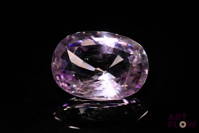 gros plan d'un diamant violet sur une surface noire