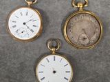 trois montres de poche anciennes comportant des chiffres romains