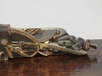 Dessus de porte en bois sculpté et doré. (photo 3)