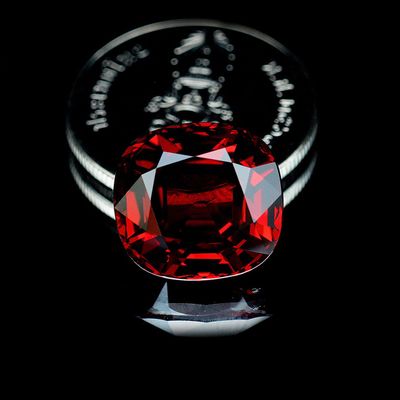 l'image d'un diamant rouge posé sur une surface noire