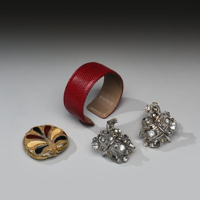 trois bijoux, à savoir un bracelet rigide, une bague et un bracelet