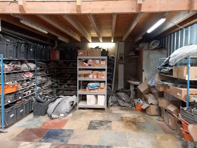 une pièce remplie d'une multitude d'objets de toutes sortes