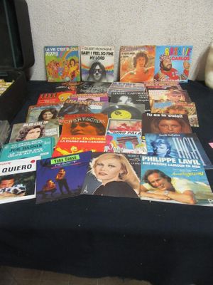 une table sur laquelle sont posés plusieurs livres