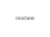 gros plan d'une bague en diamant sur fond blanc