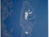 une vue aérienne d'un grand plan d'eau avec une petite île au milieu
