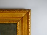 un tableau accroché au mur, à côté d'un vase et d'un miroir