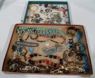 une boîte remplie de bijoux assortis sur une table