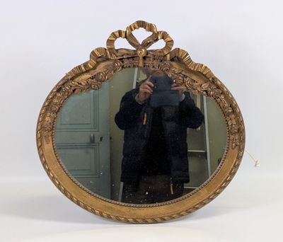 un homme se prenant en photo dans un miroir