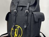 un sac à dos noir orné d'un logo jaune