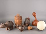 un ensemble d'objets posés sur une table