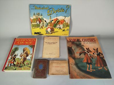 Plusieurs livres pour enfants sont posés sur une surface blanche