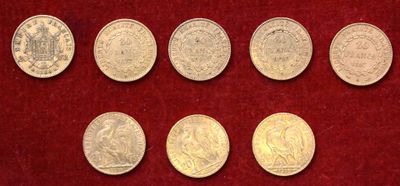 un gros plan sur un tas de pièces de monnaie posées sur une surface rouge