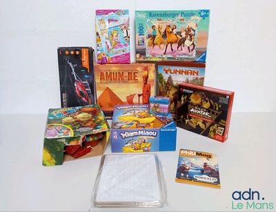 beaucoup de jeux et de livres sur la table