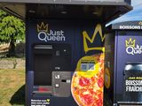 deux distributeurs automatiques proposant des pizzas, installés au bord de la route