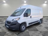 la camionnette blanche est garée sur un sol carrelé en damier