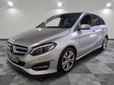 la classe b de la mercedes est garée sur un sol en damier