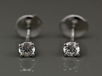 Paire de puces d'oreilles en or blanc 18K serties de diamant…