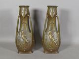 two vases that are sitting next to each other