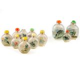trois petites bouteilles en verre aux motifs variés, disposées les unes à côté des autres