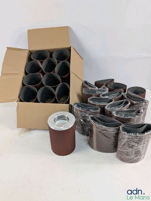 une boîte de rouleaux de sable à côté d'une boîte de rouleaux de ruban adhésif