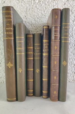 cinq vieux livres sont alignés sur une table