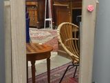un miroir posé sur un support dans une pièce