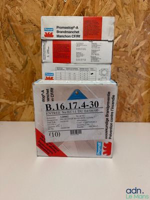 trois boîtes sont empilées sur une table