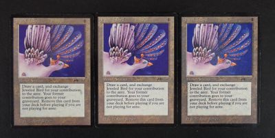 trois cartes représentant une fleur, posées sur une table