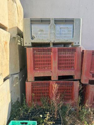 une pile de caisses posée à côté d'un bâtiment