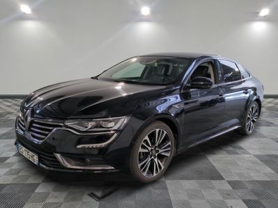 une voiture noire garée sur le sol en damier d'un garage