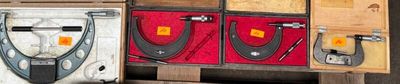 quatre types de bagages différents sur une palette en bois