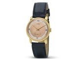une photo d'une montre-bracelet pour femme, avec un cadran rose et un bracelet en cuir noir