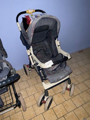 une poussette et un siège auto pour bébé dans une pièce