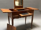 une image représentant un petit bureau en bois surmonté d'un miroir