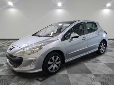 la petite voiture argentée est garée dans une grande pièce