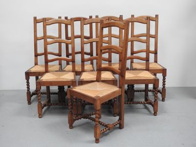 six chaises en bois sont alignées en rang sur un sol gris