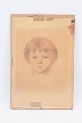 tableau représentant un jeune garçon vêtu d'une chemise jaune, dans un cadre en bois
