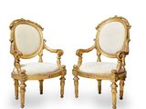 paire de fauteuils à dossier en forme de gilet sculptés de style Louis XVI