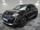 un 4x4 noir garé sur un sol en damier dans un garage