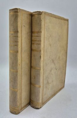deux vieux livres posés l'un sur l'autre sur une surface blanche