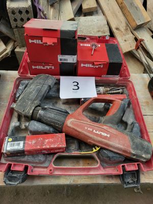une boîte d'outils posée sur une table