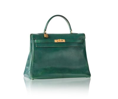 un sac à main en cuir vert posé sur une surface blanche, avec un reflet