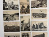 de nombreuses vieilles photos de personnes et de bateaux sur la plage