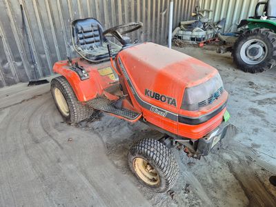 un tracteur garé dans un garage