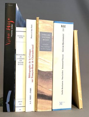 quelques livres qui prennent la poussière sur une étagère