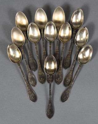 a lot of spoons that are sitting on a table