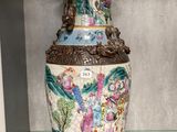 un vase posé sur une étagère en verre