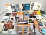 un grand nombre de livres posés sur une table