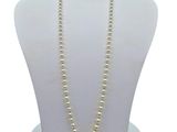 gros plan d'un collier sur un mannequin sur fond blanc