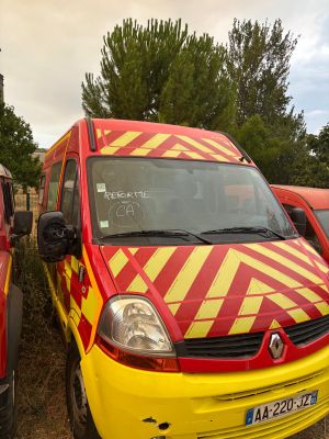 deux camionnettes rouges et jaunes garées l'une à côté de l'autre